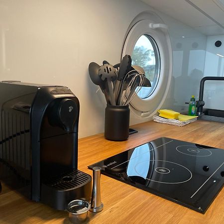 Modernes Festliegendes Hausboot Mit Grosszuegiger Dachterrasse Und Ruderboot Hotel Röbel Eksteriør billede