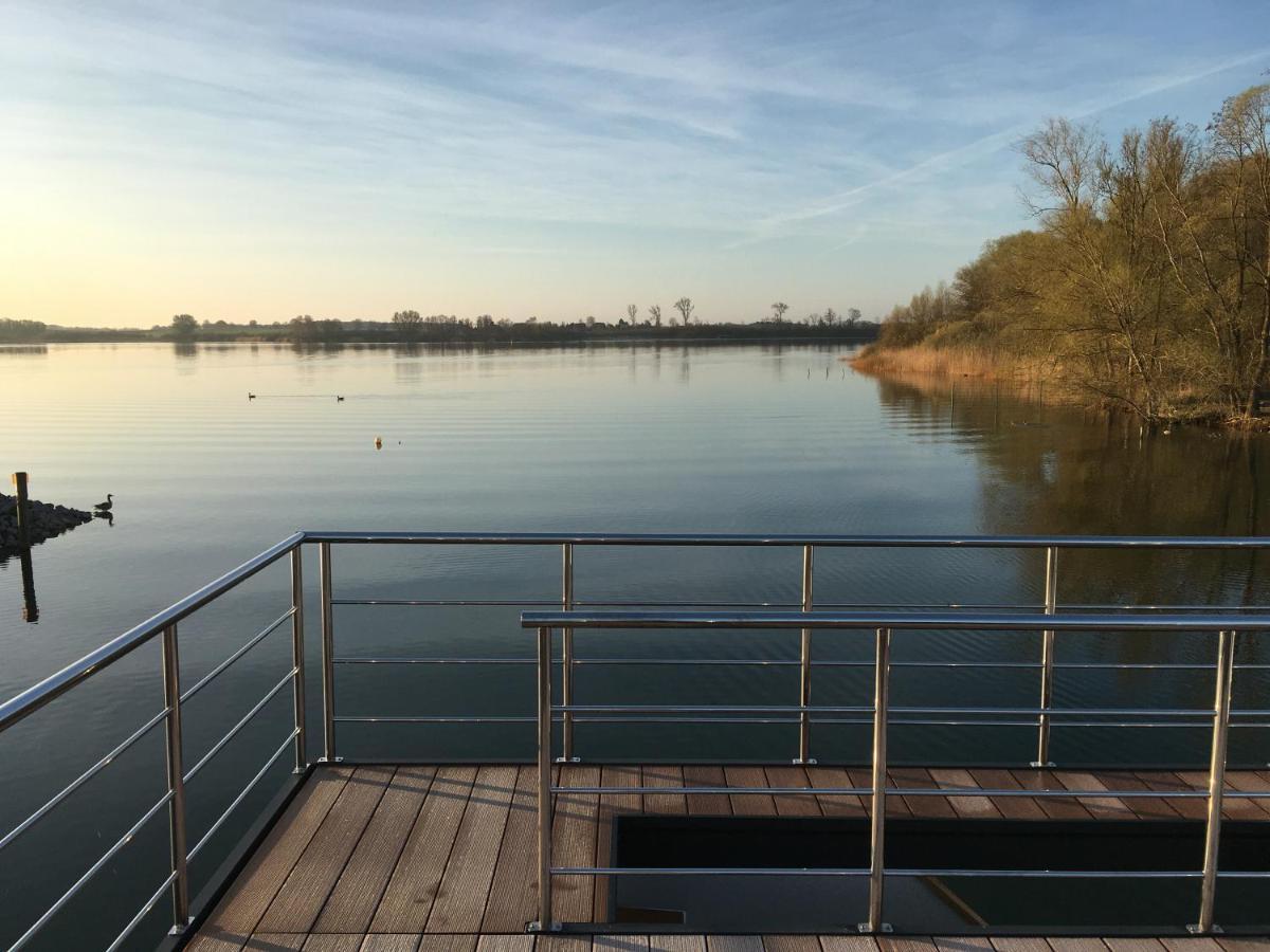Modernes Festliegendes Hausboot Mit Grosszuegiger Dachterrasse Und Ruderboot Hotel Röbel Eksteriør billede