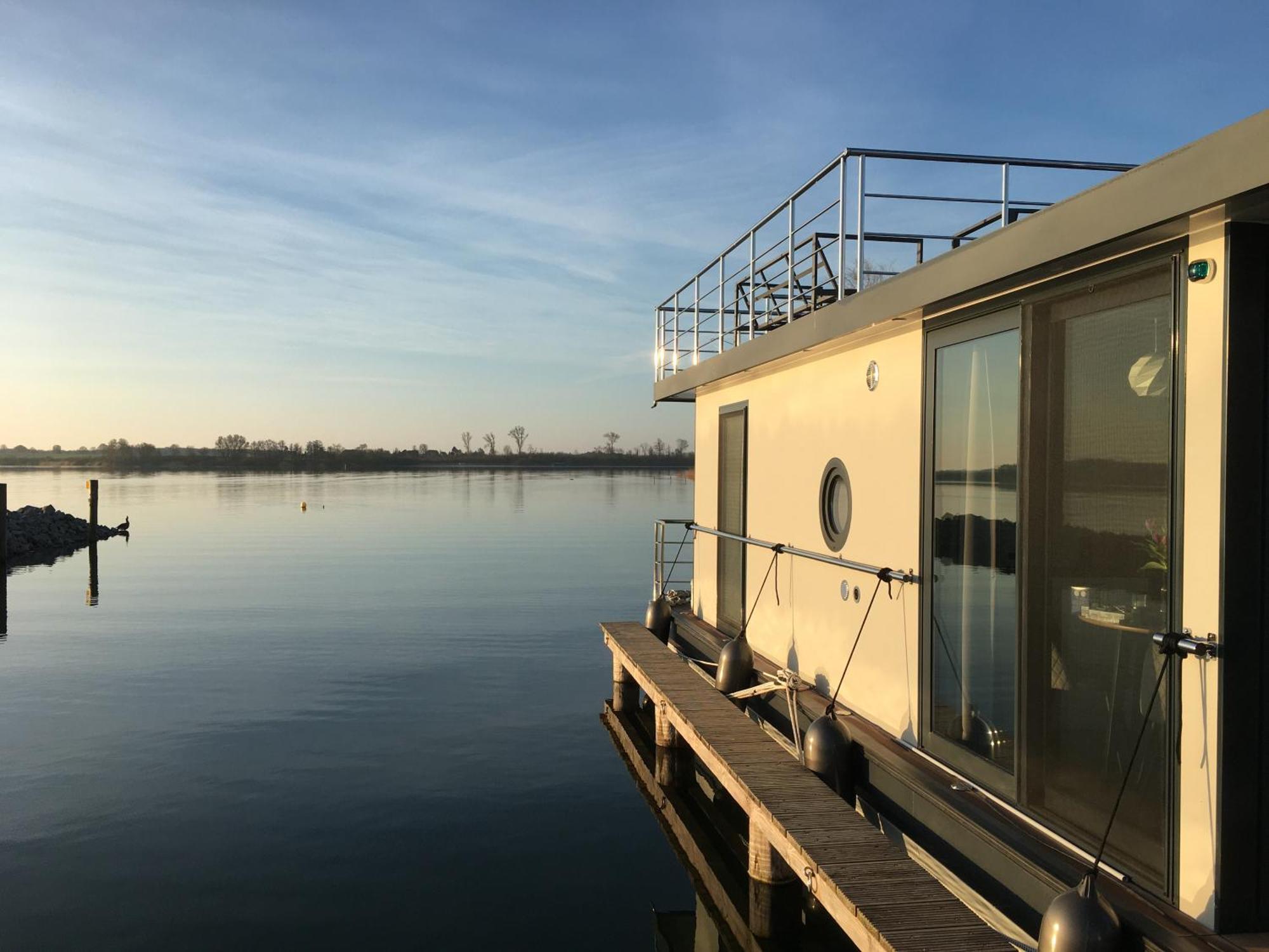 Modernes Festliegendes Hausboot Mit Grosszuegiger Dachterrasse Und Ruderboot Hotel Röbel Eksteriør billede