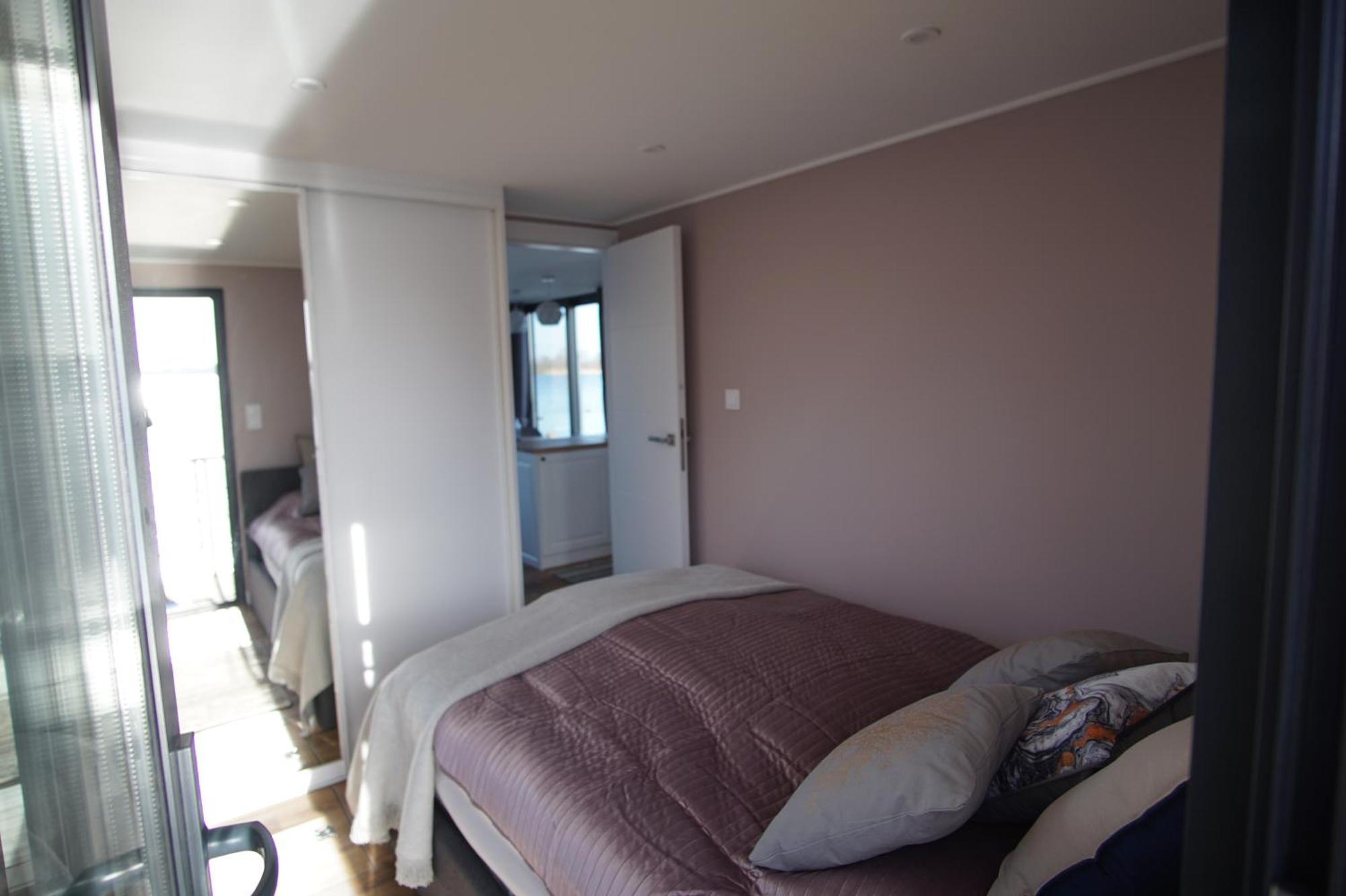 Modernes Festliegendes Hausboot Mit Grosszuegiger Dachterrasse Und Ruderboot Hotel Röbel Eksteriør billede
