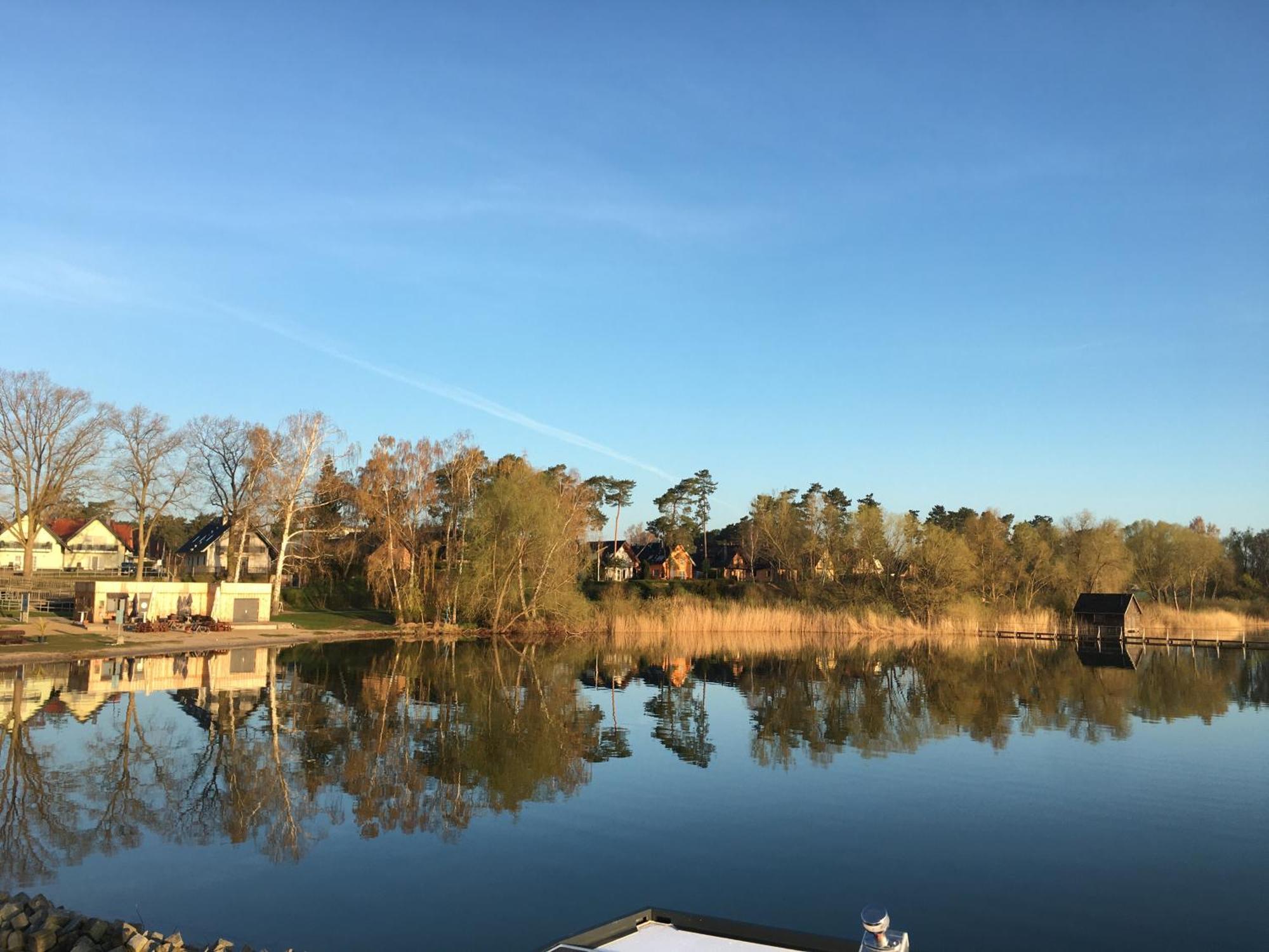 Modernes Festliegendes Hausboot Mit Grosszuegiger Dachterrasse Und Ruderboot Hotel Röbel Eksteriør billede