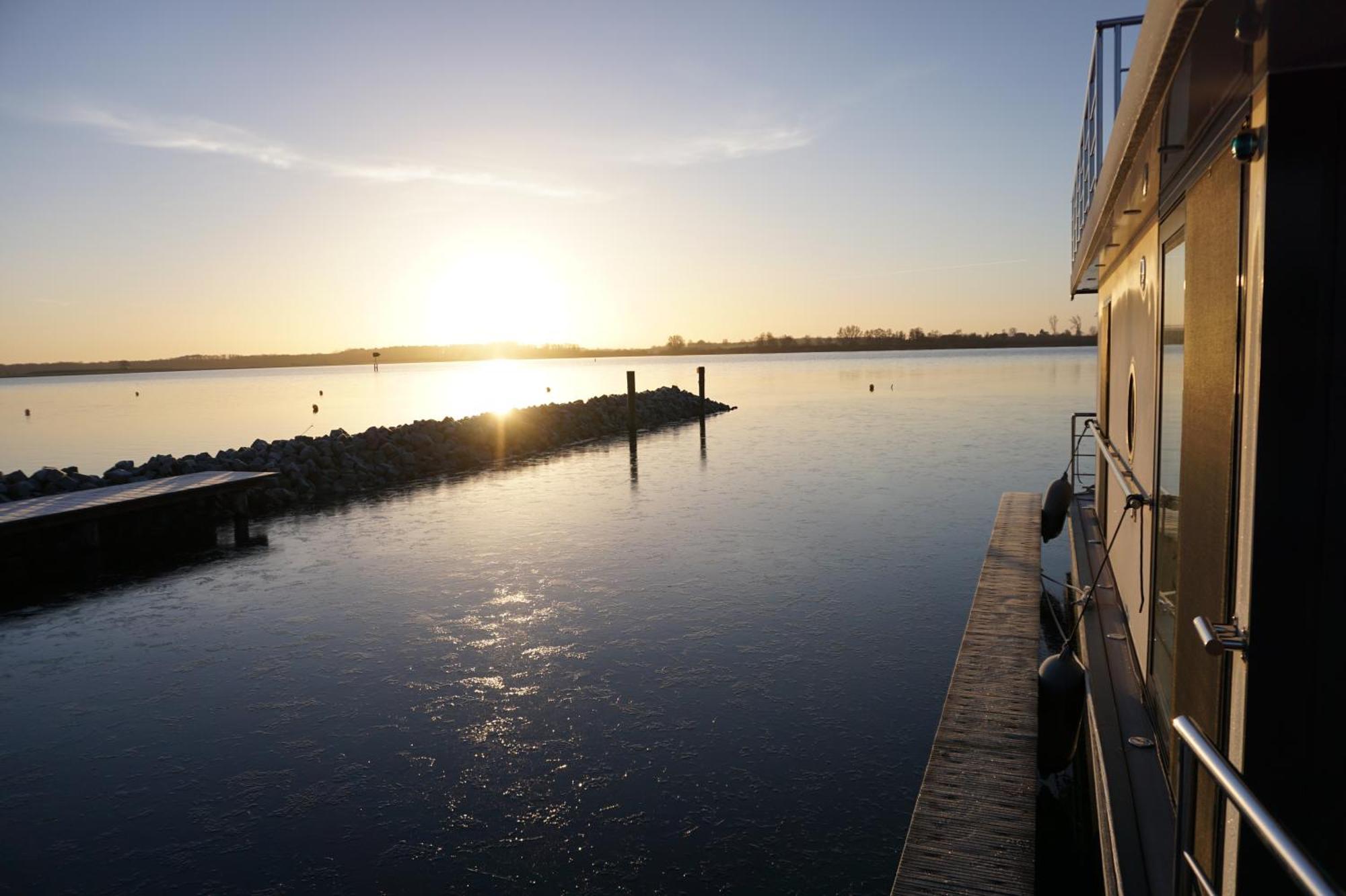 Modernes Festliegendes Hausboot Mit Grosszuegiger Dachterrasse Und Ruderboot Hotel Röbel Eksteriør billede