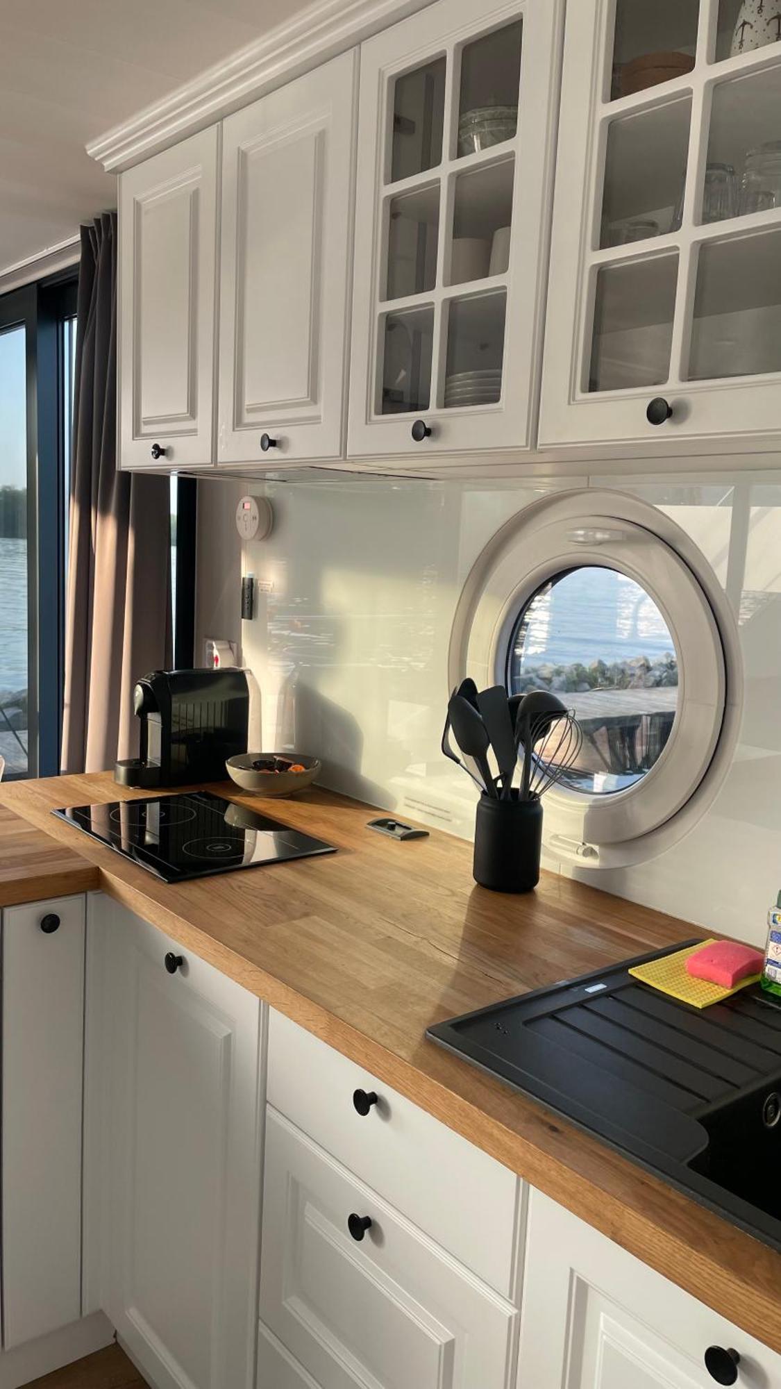 Modernes Festliegendes Hausboot Mit Grosszuegiger Dachterrasse Und Ruderboot Hotel Röbel Eksteriør billede