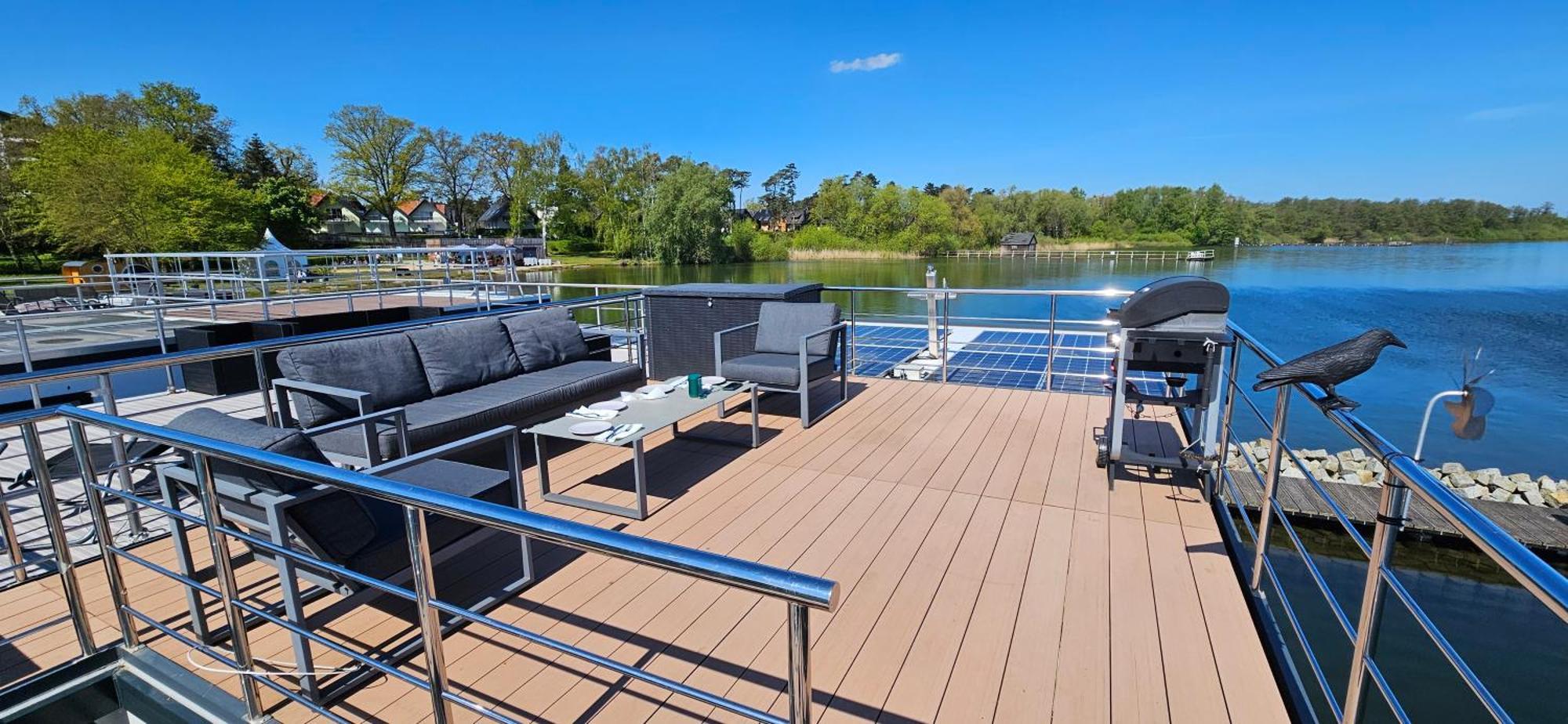 Modernes Festliegendes Hausboot Mit Grosszuegiger Dachterrasse Und Ruderboot Hotel Röbel Eksteriør billede